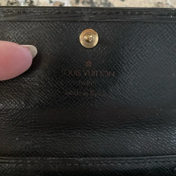 Louis Vuitton VINTAGE Epi 6 Key Holder in a beautiful noir color. - Picture 3 of 12
